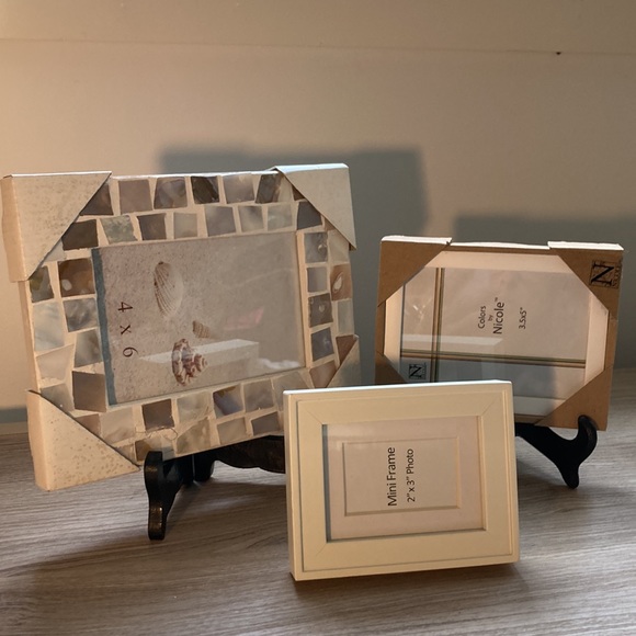 Three white frames one with shells bundle - Picture 11 of 13